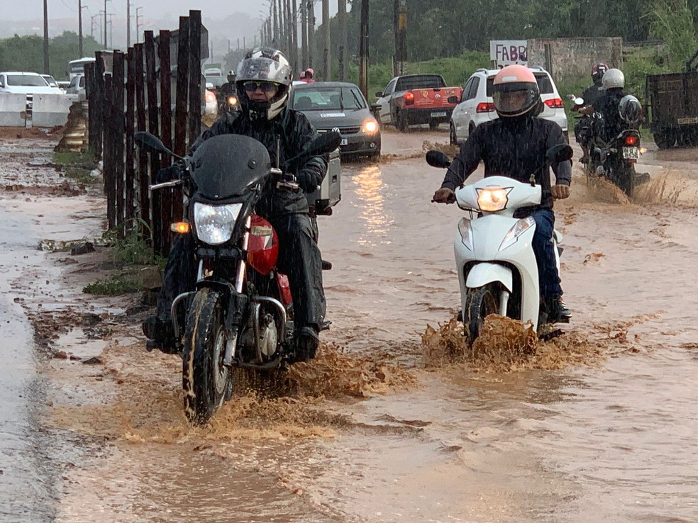 Motociclistas enfrentam alagamento na avenida Felizardo Moura, em Natal — Foto: Gustavo Brendo/Inter TV Cabugi