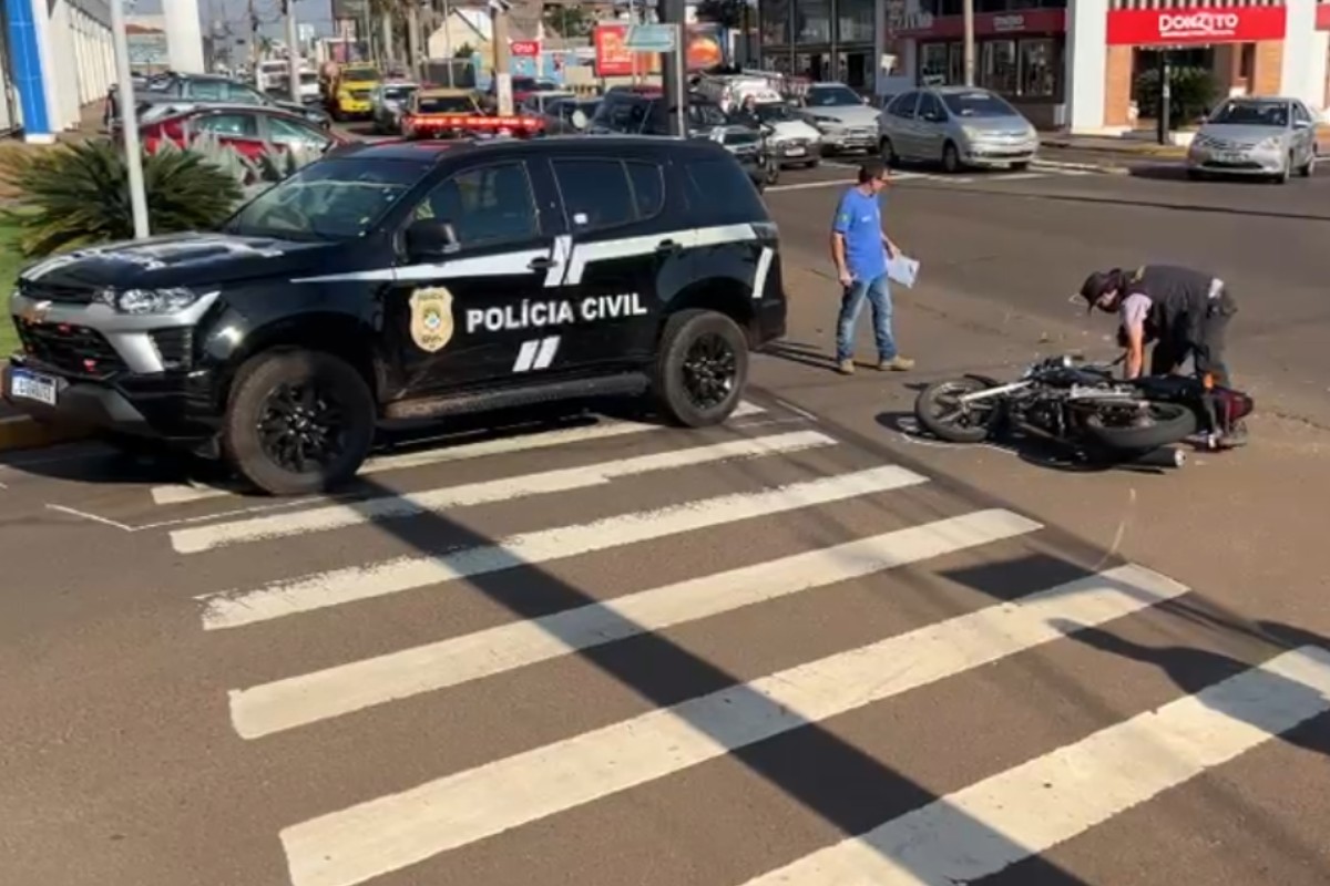 Motociclista fica ferido após bater em viatura da Polícia Civil em avenida de Campo Grande