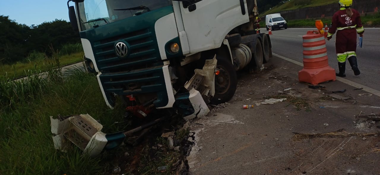 Motorista perde o controle da direção e caminhão bate em mureta na Dutra em São José