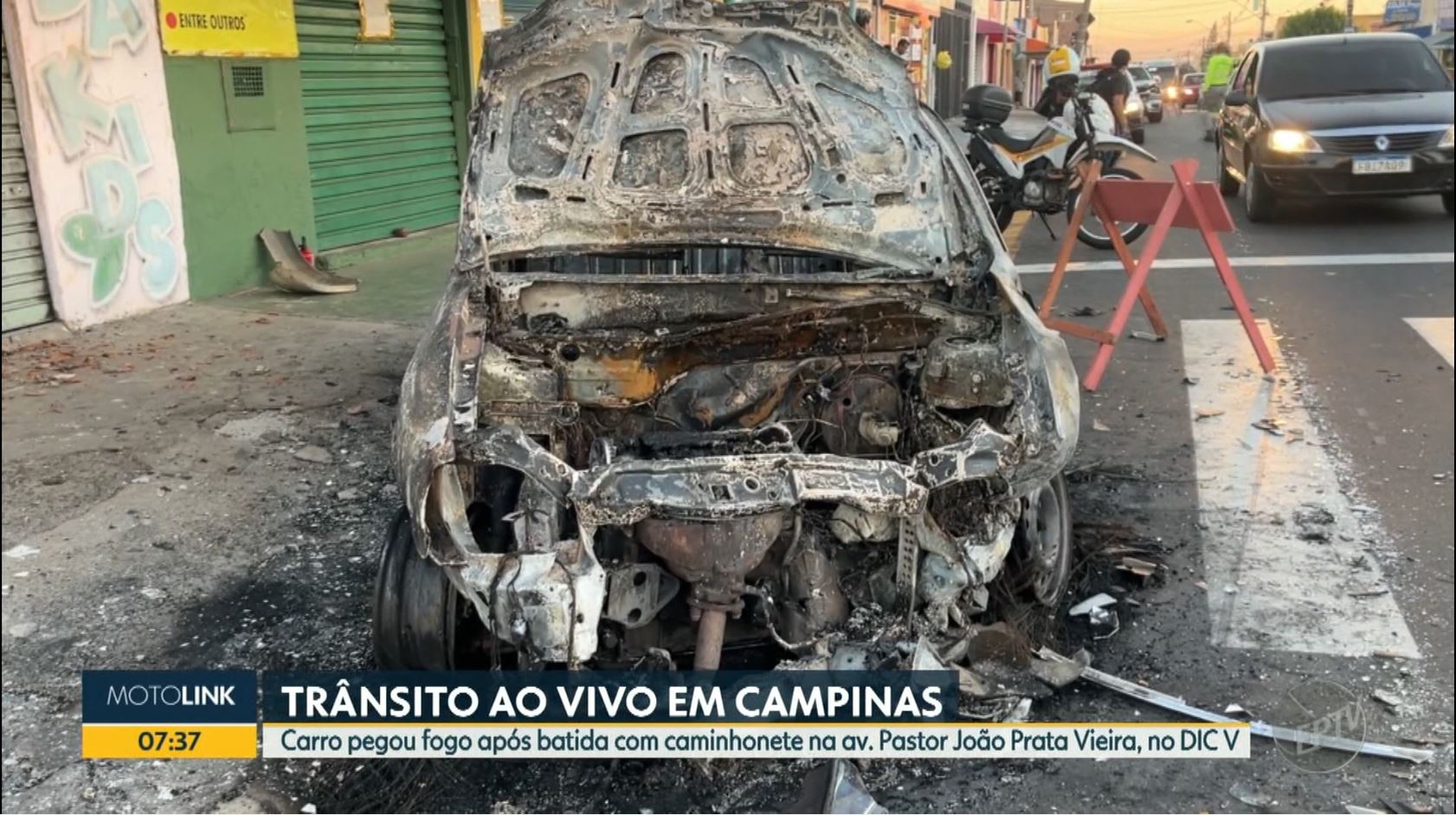 Carro pega fogo após bater em caminhonete em Campinas 