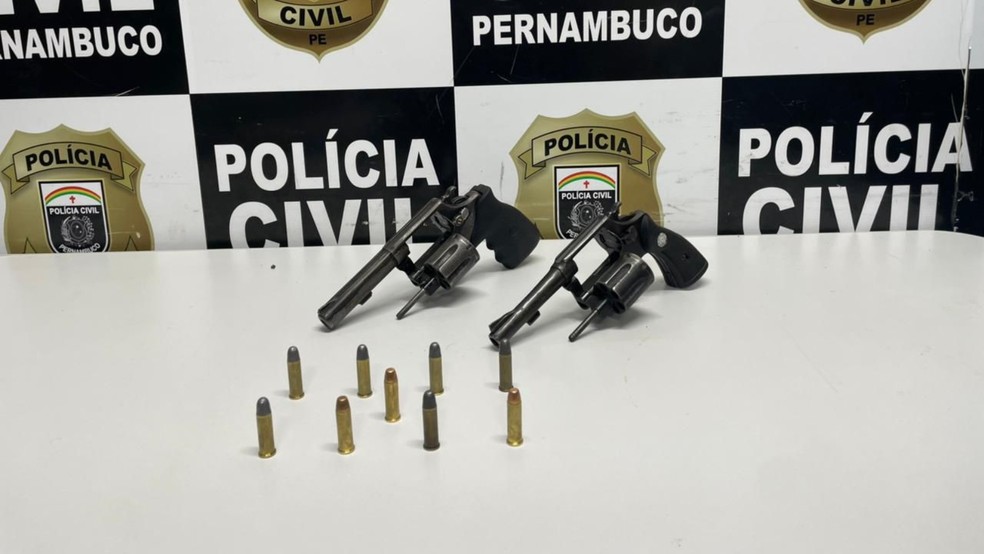 Duas armas foram apreendidas com os suspeitos. — Foto: Reprodução