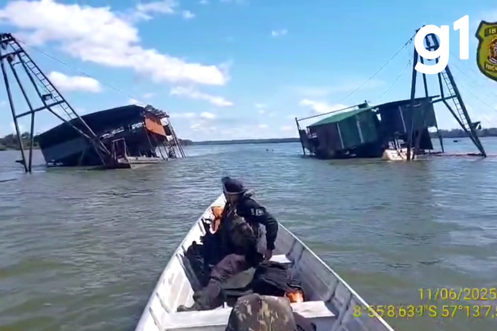 Agentes destruíram 23 balsas, 15 embarcações e barracos usados como apoio logístico pelos garimpeiros — Foto: Ibama