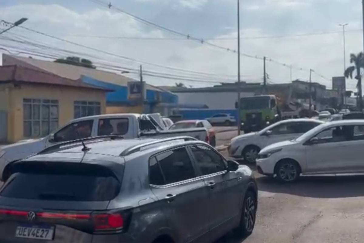 Semáforos desligados deixam trânsito tumultuado em cruzamento da Avenida Zahran em Campo Grande
