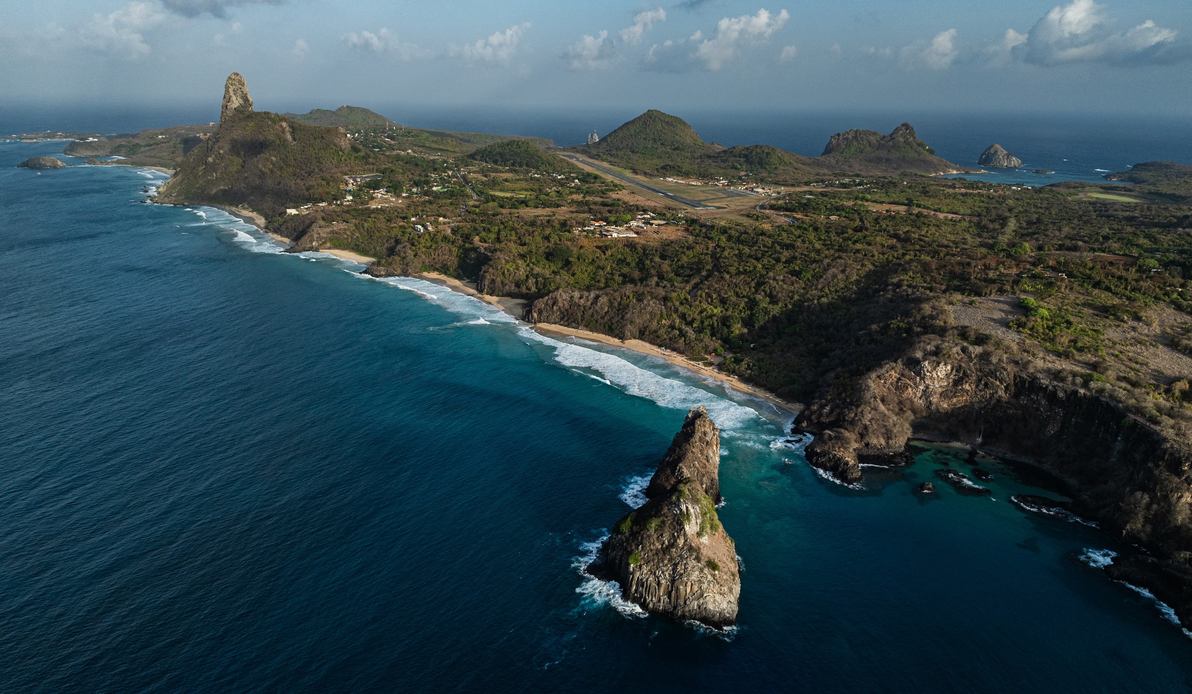 Polícia faz operação contra fraudes em reservas de pousadas em Noronha; ação bloqueou R$ 1 milhão em contas bancárias