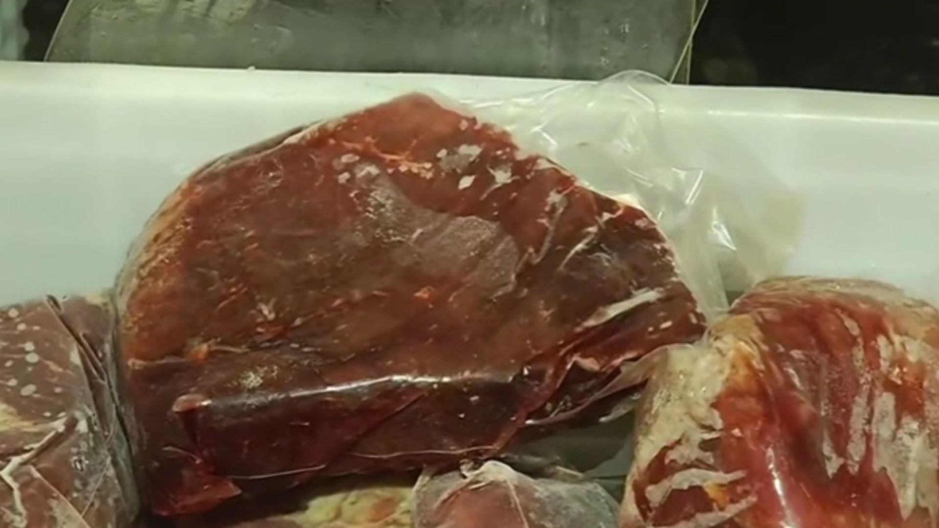 Plástico é encontrado na carne de merenda escolar na mesma cidade onde aluna reclamou de excesso de soja
