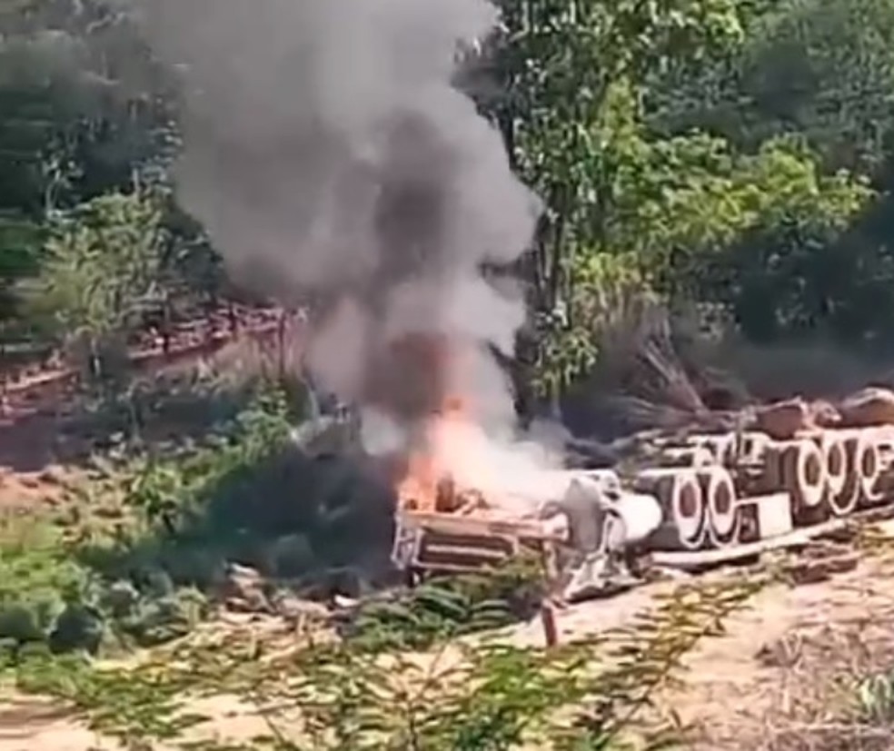 Carreta pega fogo após capotar em rodovia no norte da Bahia — Foto: Reprodução/Redes Sociais