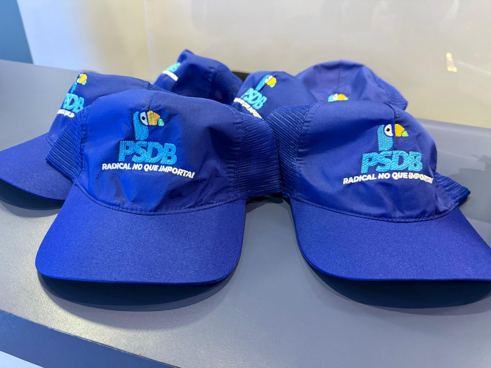 Bonés com novo slogan do PSDB, 'radical no que importa' — Foto: Kevin Lima/g1
