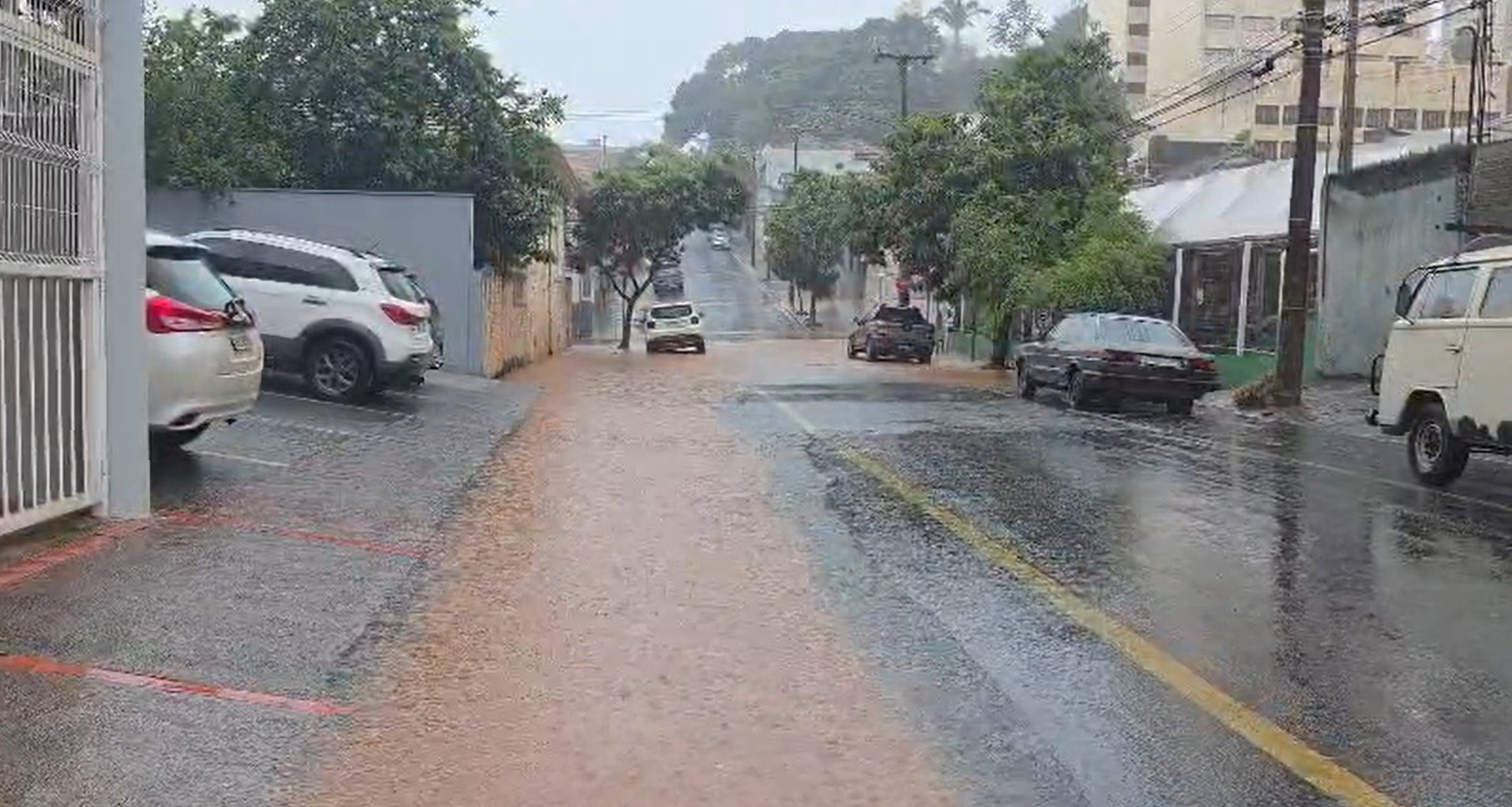 Chuvas alagam ruas e avenidas em Piracicaba e Defesa Civil monitora trechos; veja imagens 