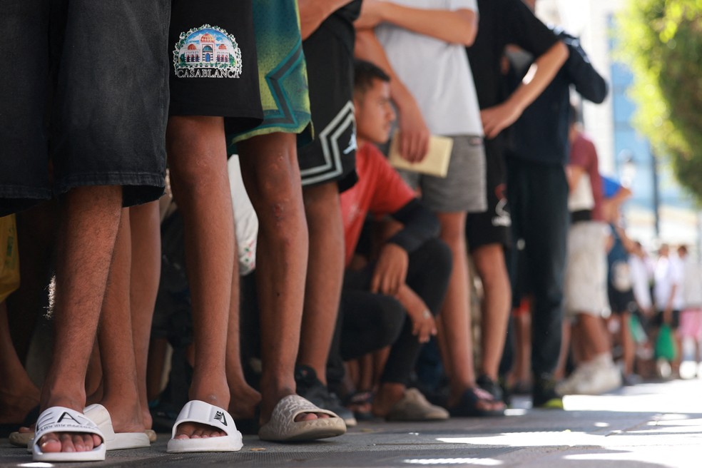 Imigrantes menores de idade fazem fila em frente a delegacia de Ceuta para serem registradas — Foto: REUTERS/Violeta Santos Moura
