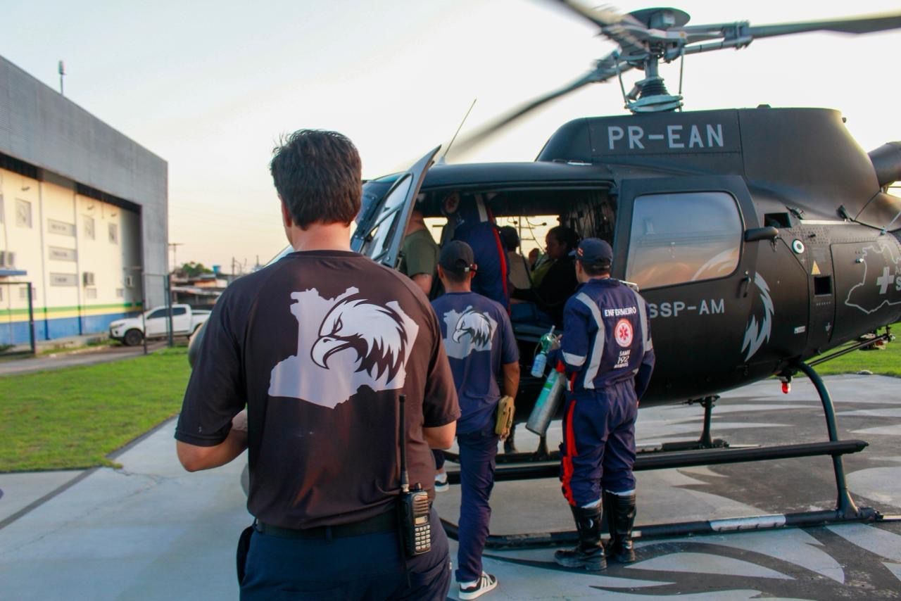 Idosa e criança são resgatados de helicóptero após emergências médicas na Zona Rural de Manaus