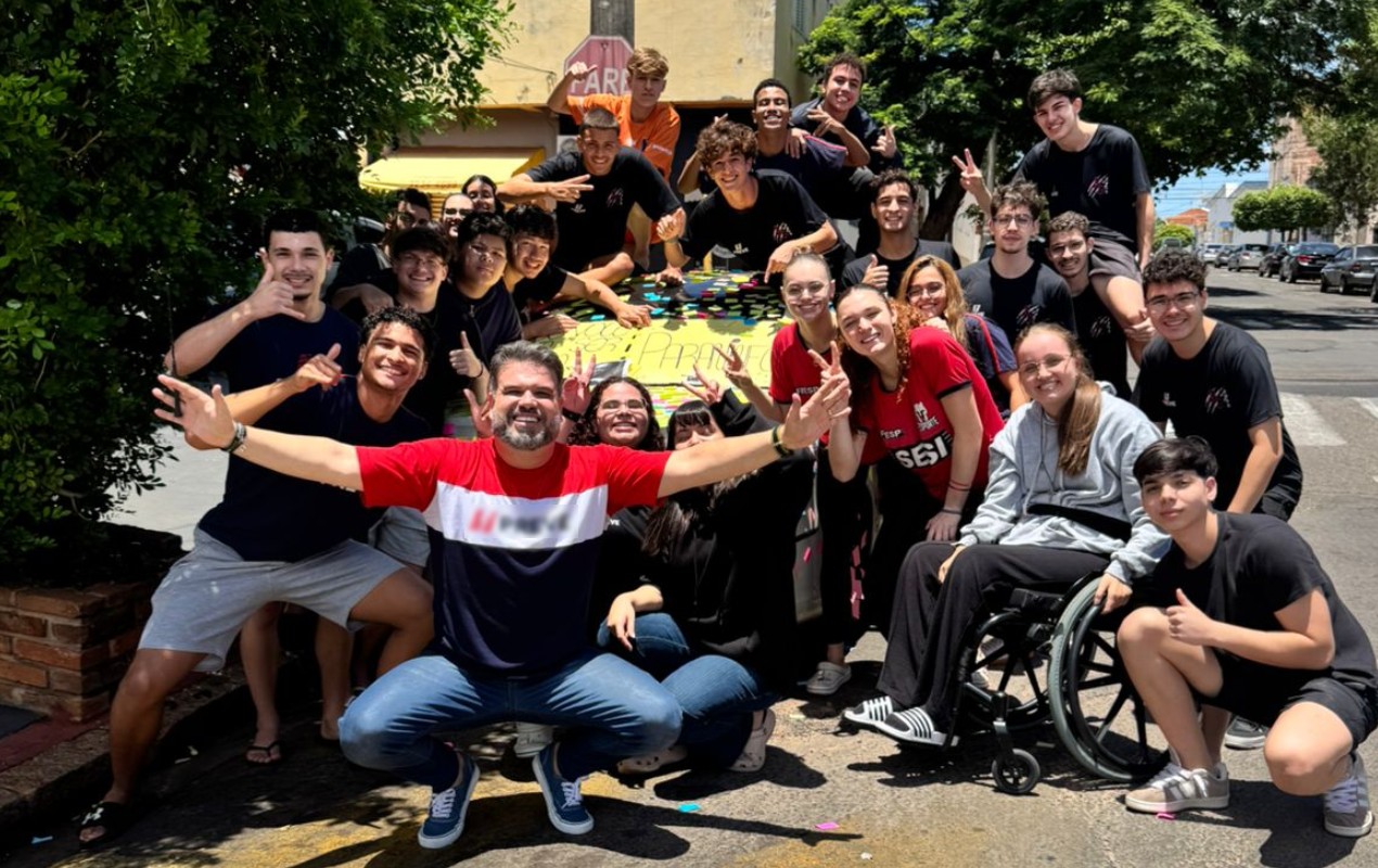 Alunos viralizam ao cobrir carro de professor com post-its para convidá-lo a ser paraninfo da turma: 'O reconhecimento é fantástico'