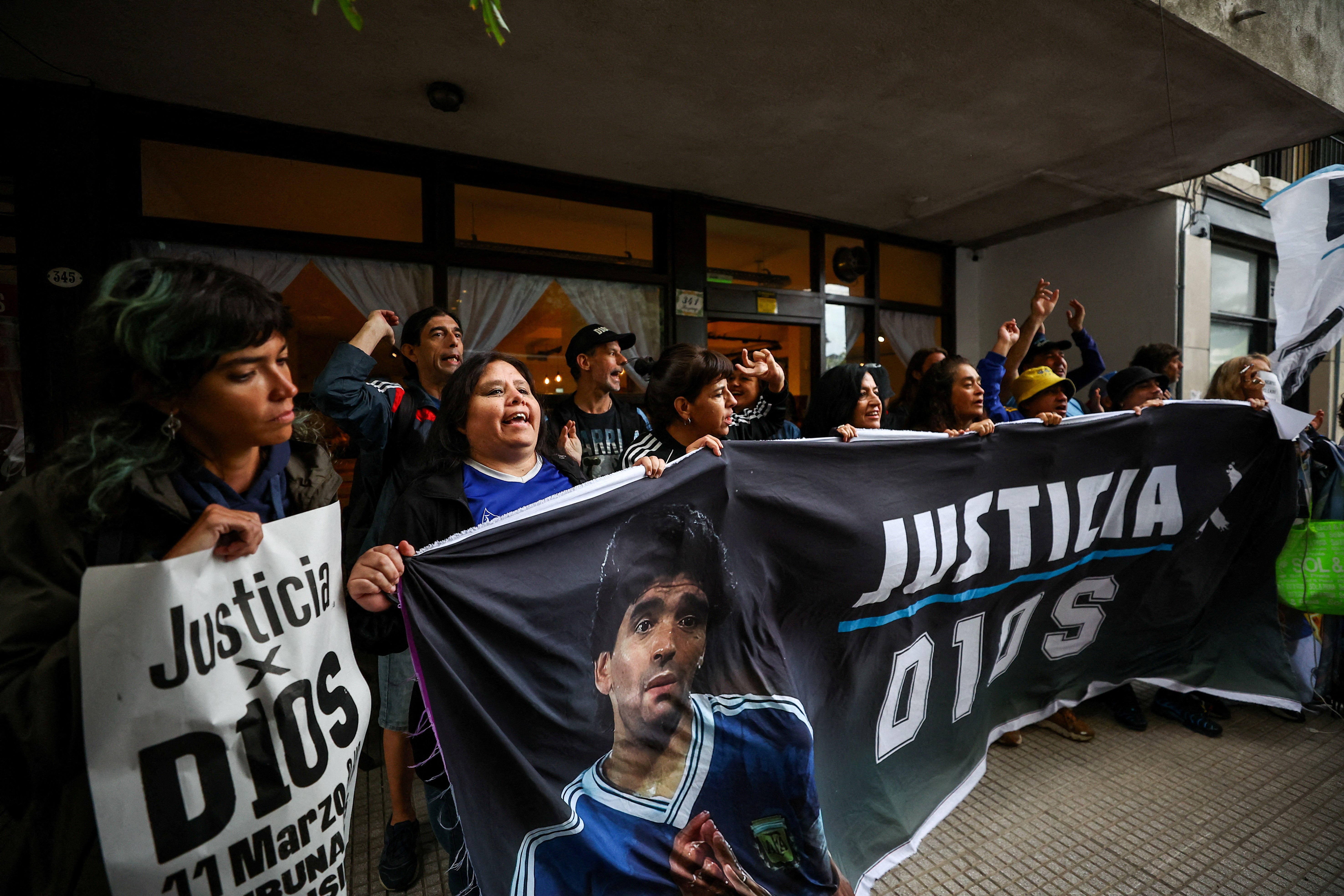 Imagem de corpo inchado e choro da família: os detalhes do julgamento dos médicos acusados de matar Maradona