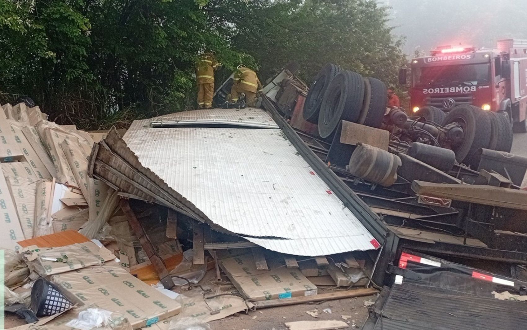 Motorista de caminhão que transportava móveis morre após veículo tombar no sul da Bahia