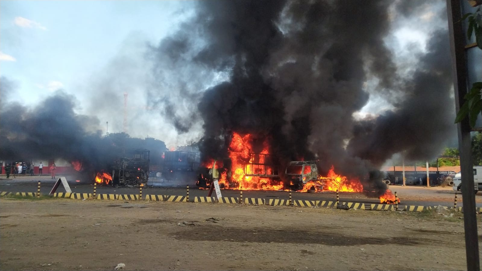Ônibus e caminhões pegam fogo em posto de combustível na Zona Sudeste de Teresina