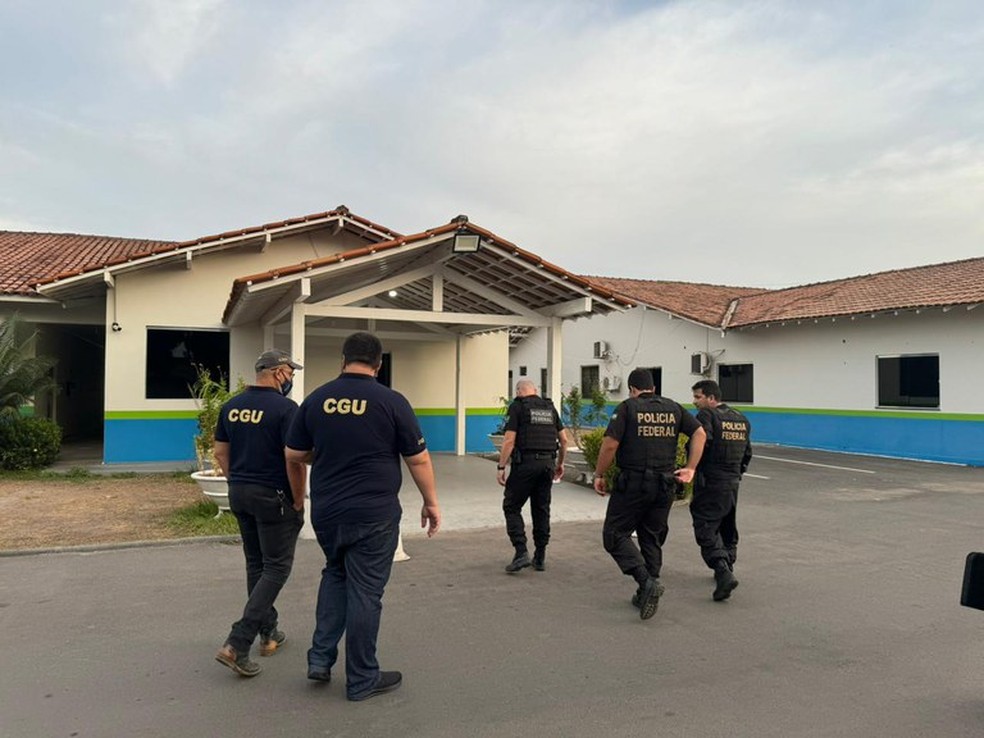 Agentes da PF e servidores da CGU fazem buscas na sede da Secretaria de Saúde de Roraima — Foto: PF/Divulgação
