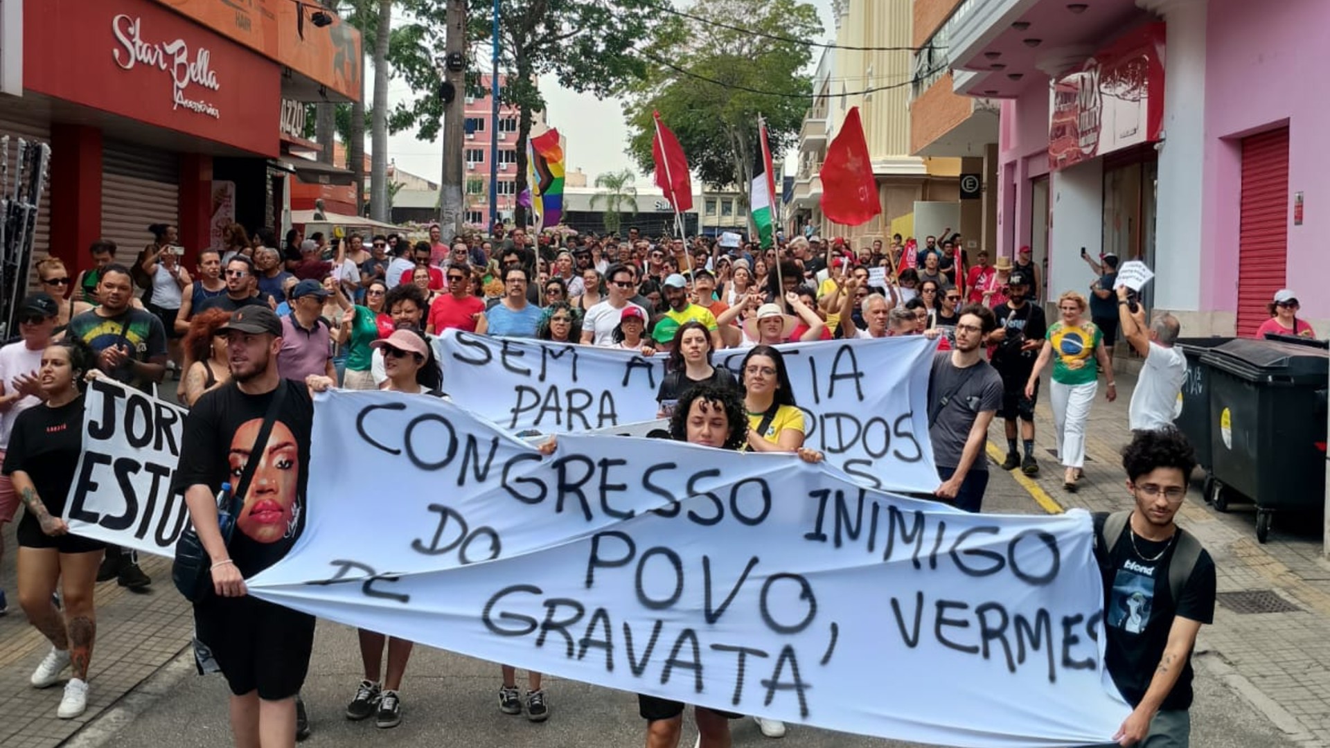 Manifestantes realizam ato contra PEC da Blindagem e PL da Anistia em Sorocaba