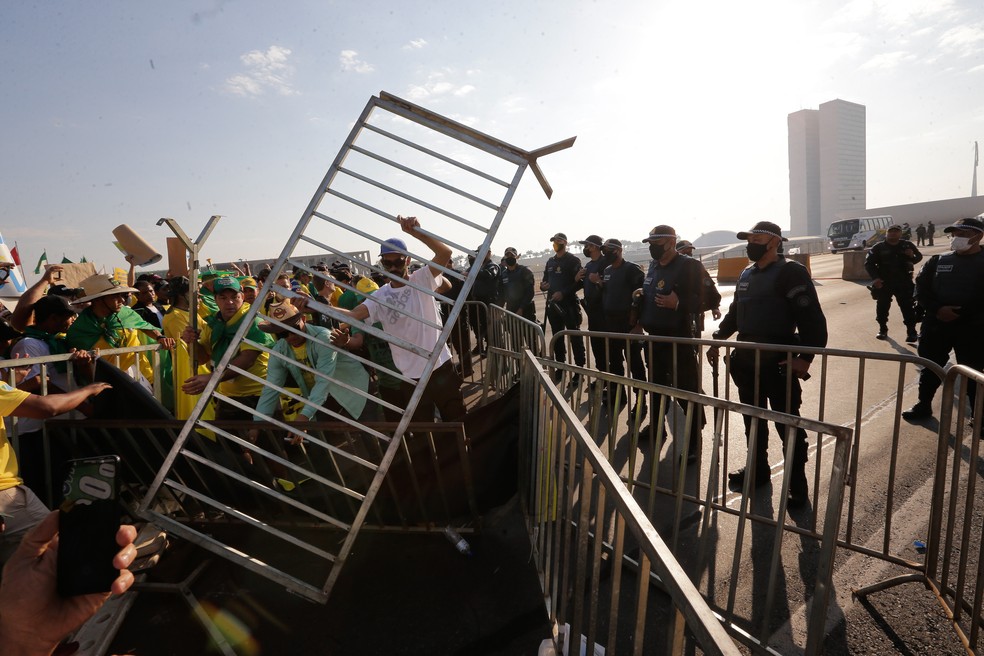 Apoiadores do então presidente Jair Bolsonaro derrubam cercas de proteção com o intuito de invadir área próxima aos prédios do Congresso Nacional e do Supremo Tribunal Federal (STF), na frente do Palácio do Itamaraty, em Brasília, na manhã de 7 de setembro de 2021 — Foto: Dida Sampaio/Estadão Conteúdo