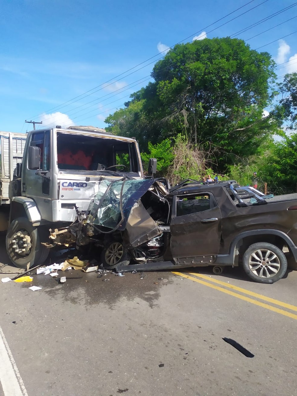Suspeitos de assaltar carro de oficial da Marinha morrem após bater em caminhão — Foto: Reprodução/Guarda Civil de Conde