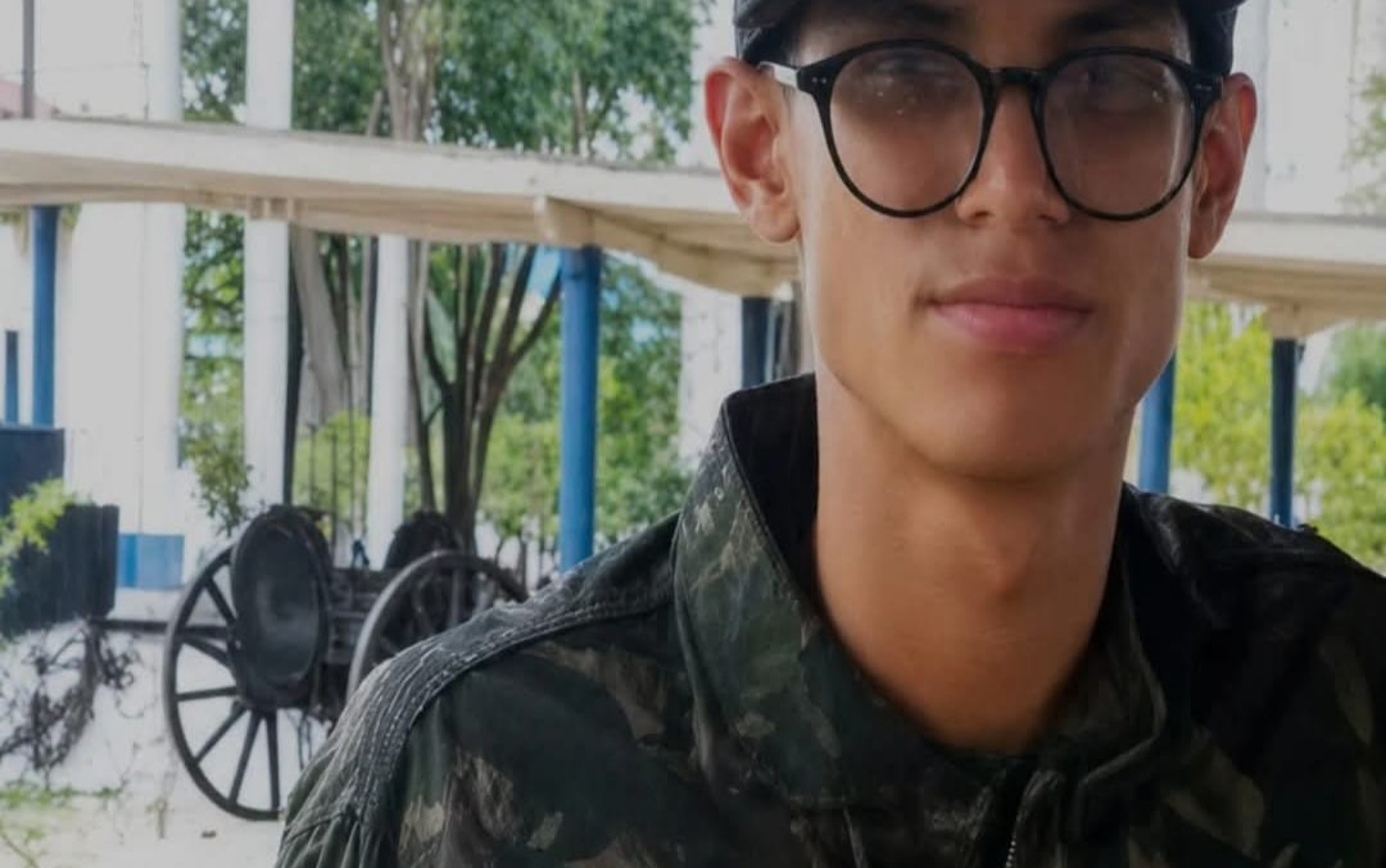 Soldado de 19 anos morre após batida entre carro e caminhão na MG-290