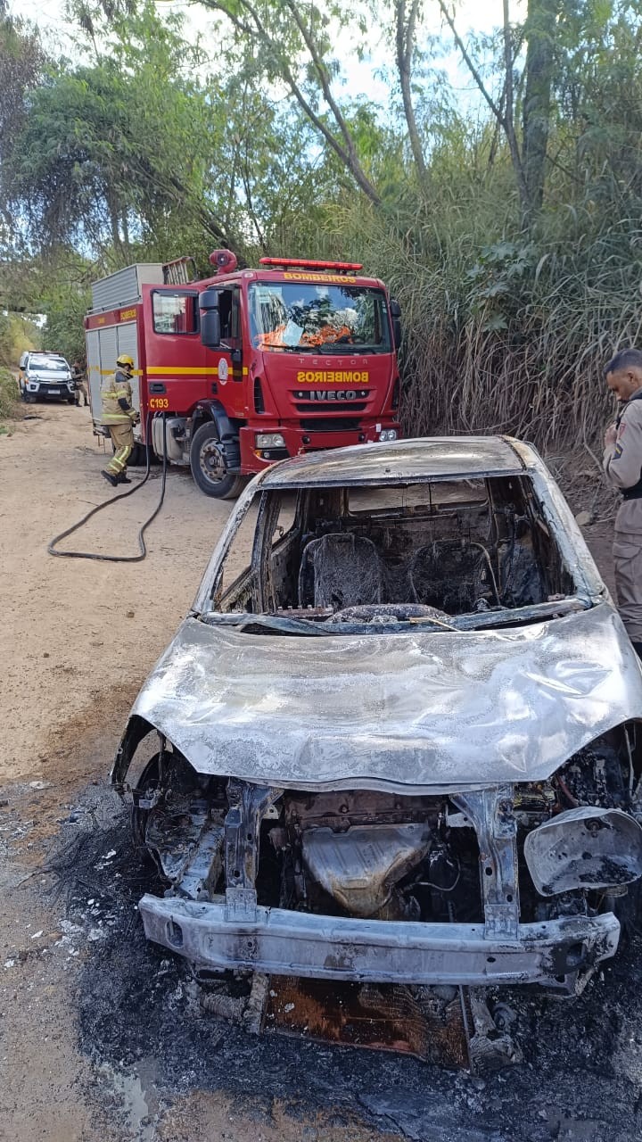 Bombeiros são chamados para apagar incêndio em carro e encontram corpo carbonizado