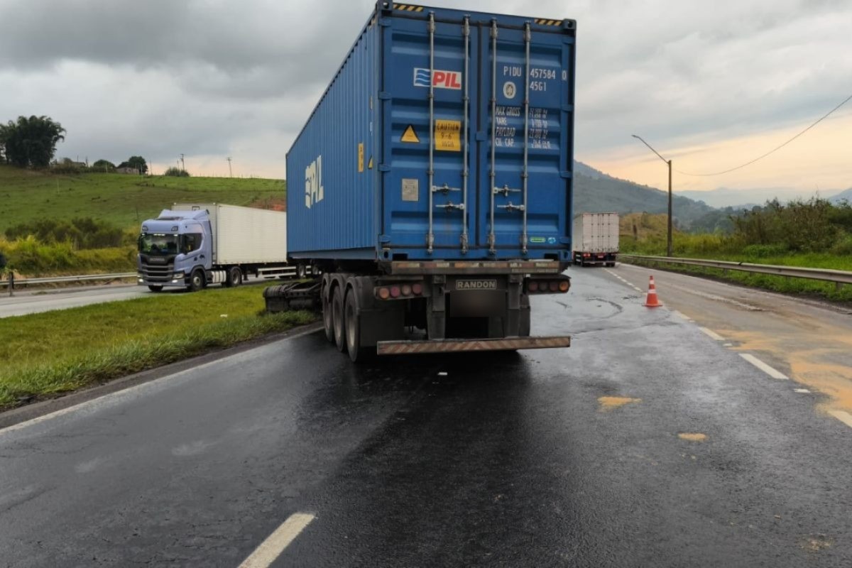 Carreta em ‘L’ interdita faixa da Fernão Dias e causa congestionamento em Bragança Paulista (SP)