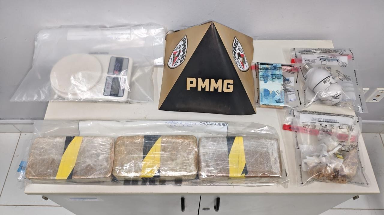 Homem tenta esconder bolsa com crack ao notar que pai autorizou entrada da PM na casa deles, em Governador Valadares