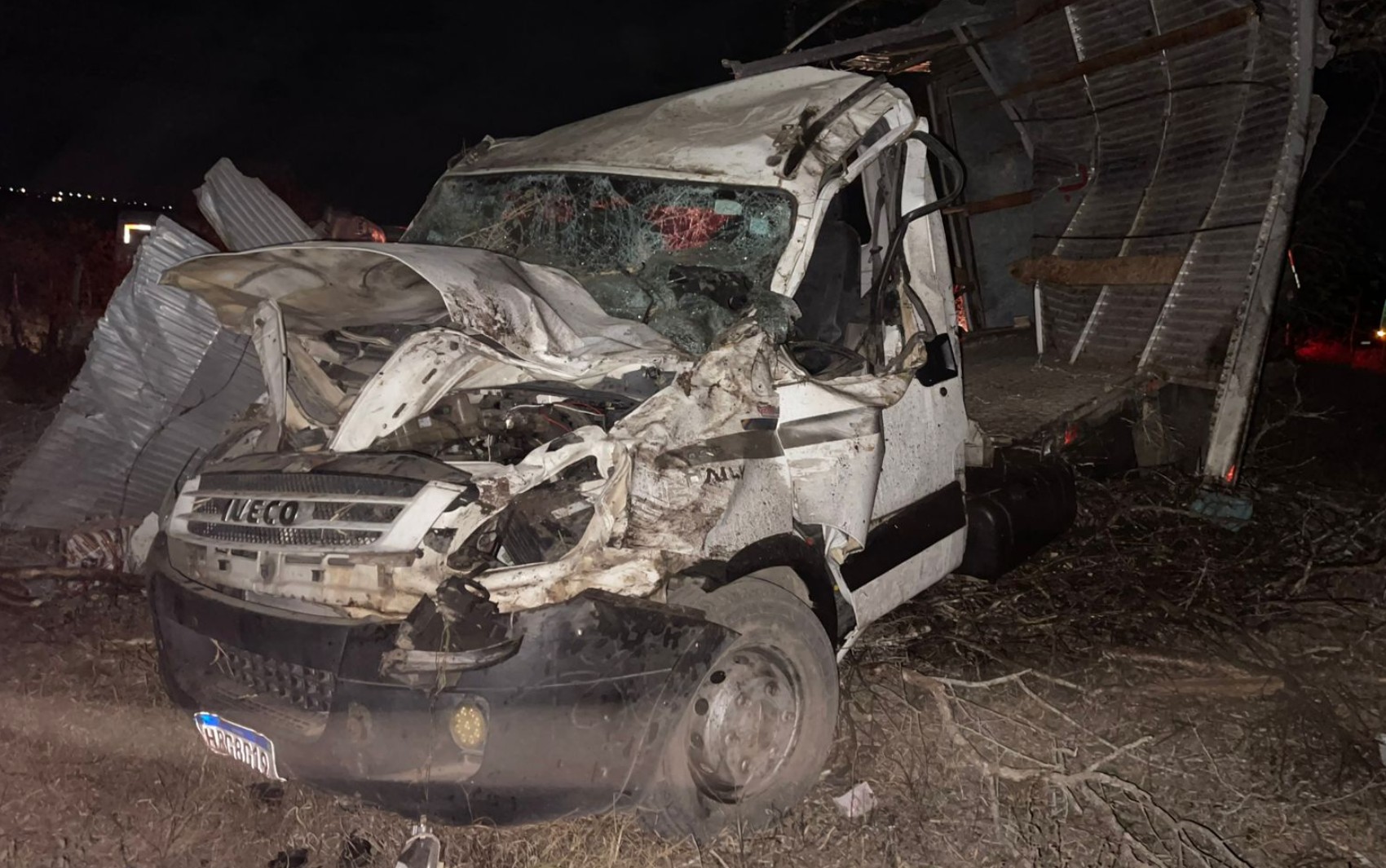 Caminhão carregado com flocos de milho capota na BA-120; motorista ficou ferido