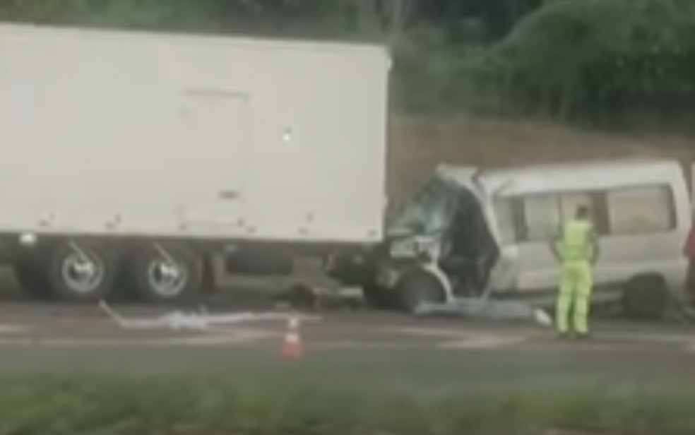 Duas pessoas morreram após van bater na traseira de caminhão na Rodovia Anhanguera, em Orlândia, SP — Foto: Jornal Nova Cidade