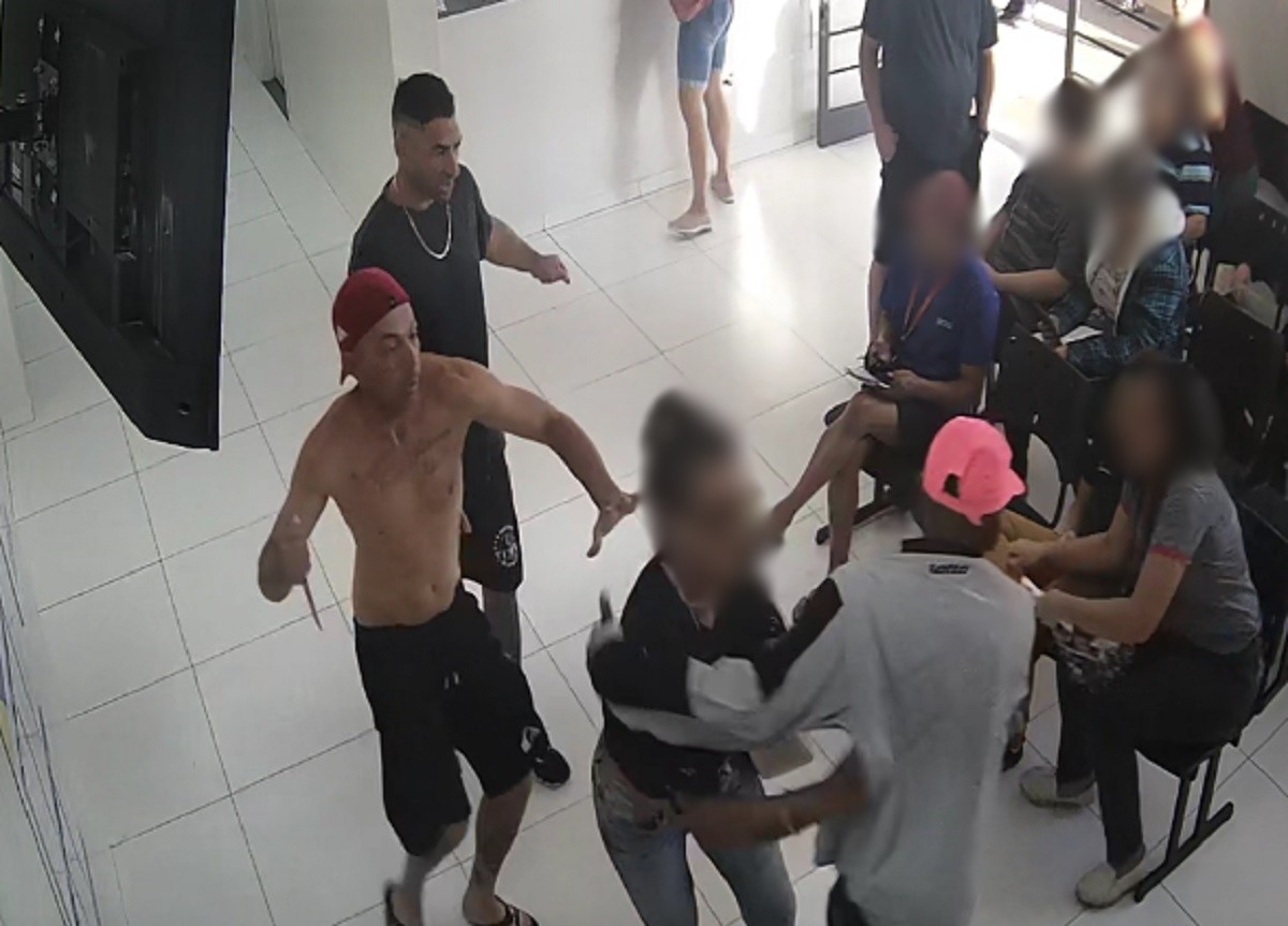 VÍDEO: dupla invade posto de saúde e ataca homem com faca no interior de SP; alvo acaba preso por furto