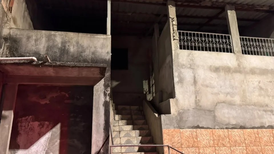 Homem é morto a tiros dentro de casa abandonada na Zona Leste de Manaus