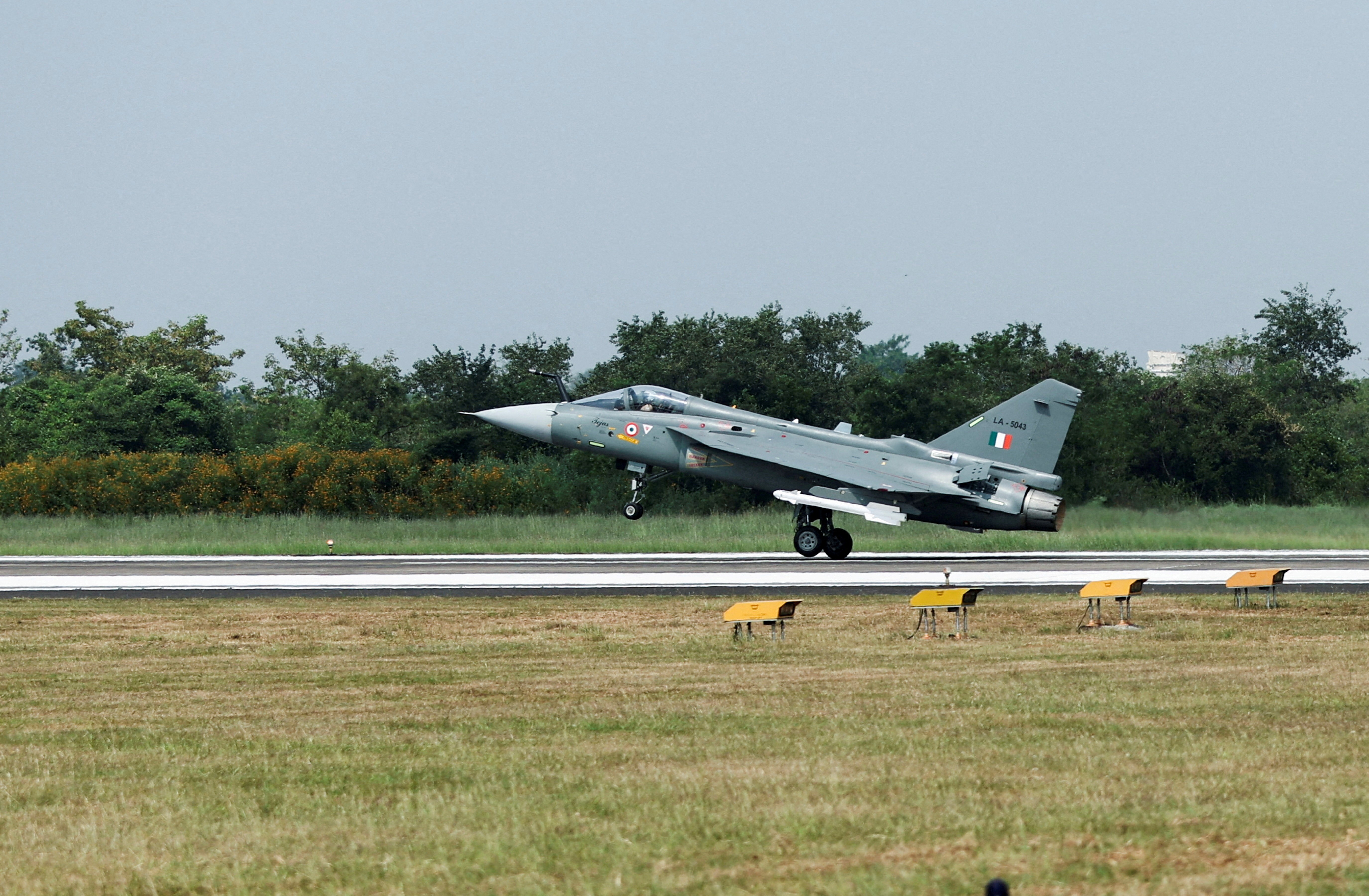 VÍDEO: Avião da Índia cai durante show aéreo em Dubai, e piloto morre 