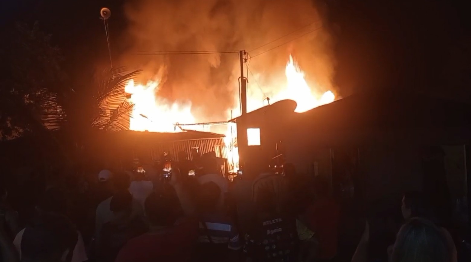 Incêndio atinge seis casas e deixa cinco pessoas feridas em Manacapuru