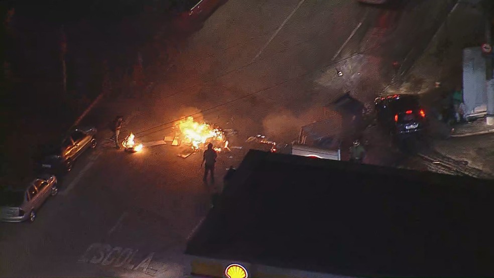 Grupo da região do Morumbi ateia fogo para bloquear rua — Foto: Reprodução/TV Globo