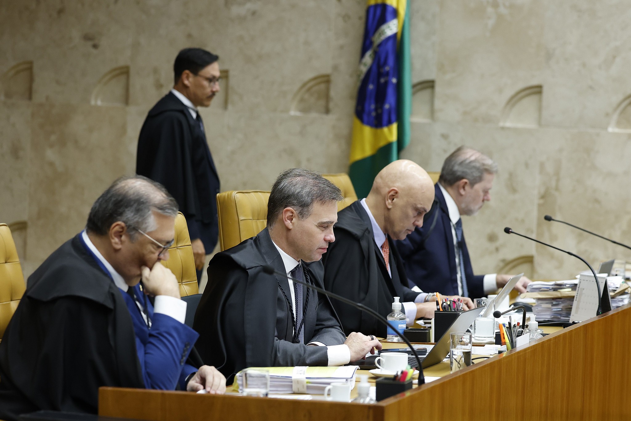 STF cancela sessão em meio a crise envolvendo Dino, Moraes e Mendonça