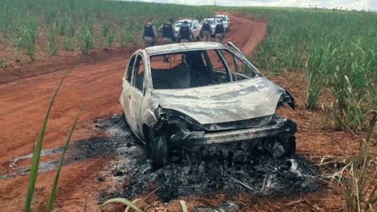 Motorista é encontrado carbonizado dentro de carro incendiado em área rural no interior de Minas