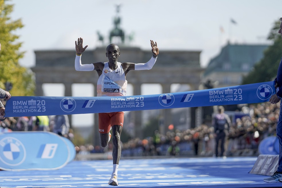 Eliud Kipchoge durante a Maratona de Berlim, em 24 de setembro de 2023 — Foto: AP Photo/Markus Schreiber