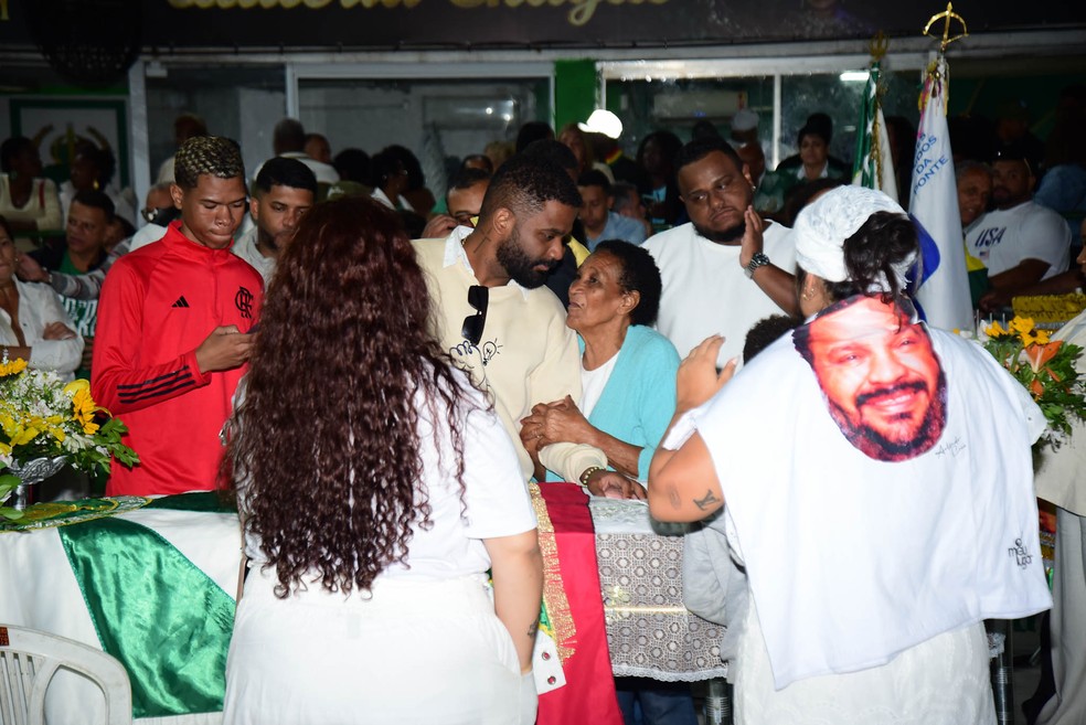 Arlindinho no gurufim do pai — Foto: Webert Belicio/Agnews