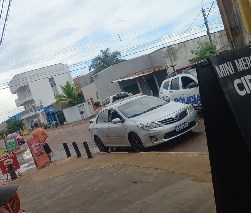 Homens mortos em confronto foram abordados pela polícia horas antes da suposta troca de tiros — Foto: Reprodução