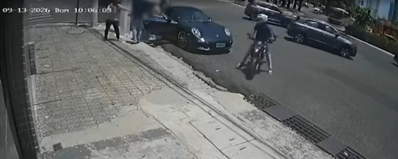 Casal é assaltado ao entrar em carro na Doca, em Belém; criminosos fogem de moto