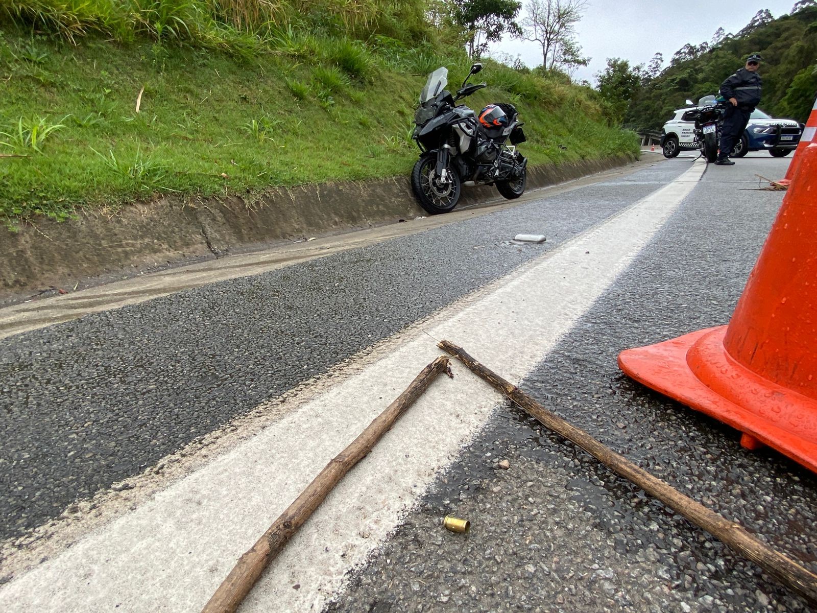 Ladrão é baleado em troca de tiros com guardas civis após tentativa de assalto a motociclista na Rodovia Anhanguera