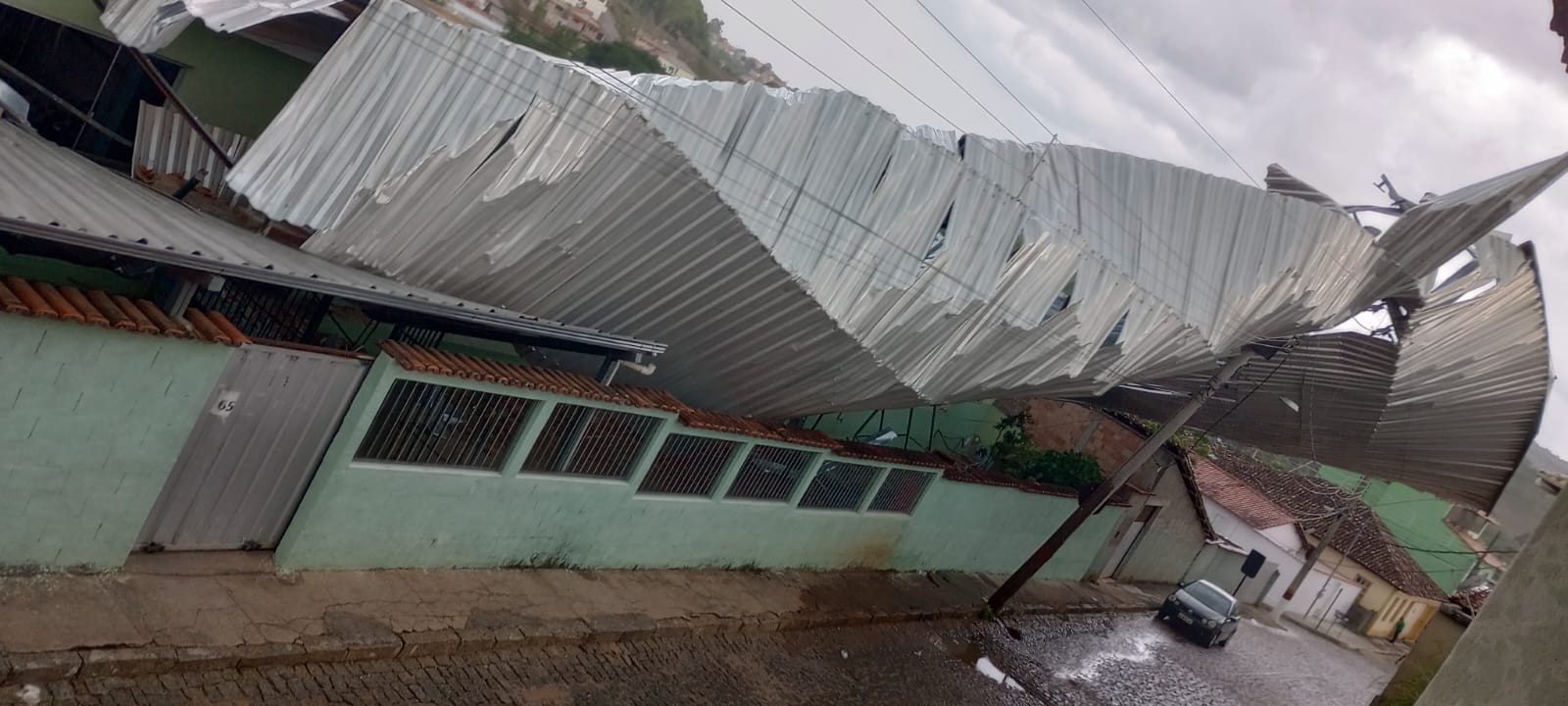 VÍDEO: Cobertura metálica de asilo é arrancada durante chuva forte com rajadas de vento no interior de MG