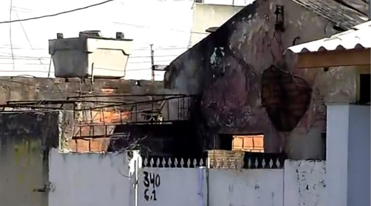 Casa é destruída por incêndio em Campos dos Goytacazes