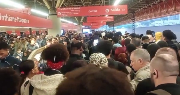 Estações da CPTM ficaram lotadas na manhã deste sábado (12) — Foto: Reprodução