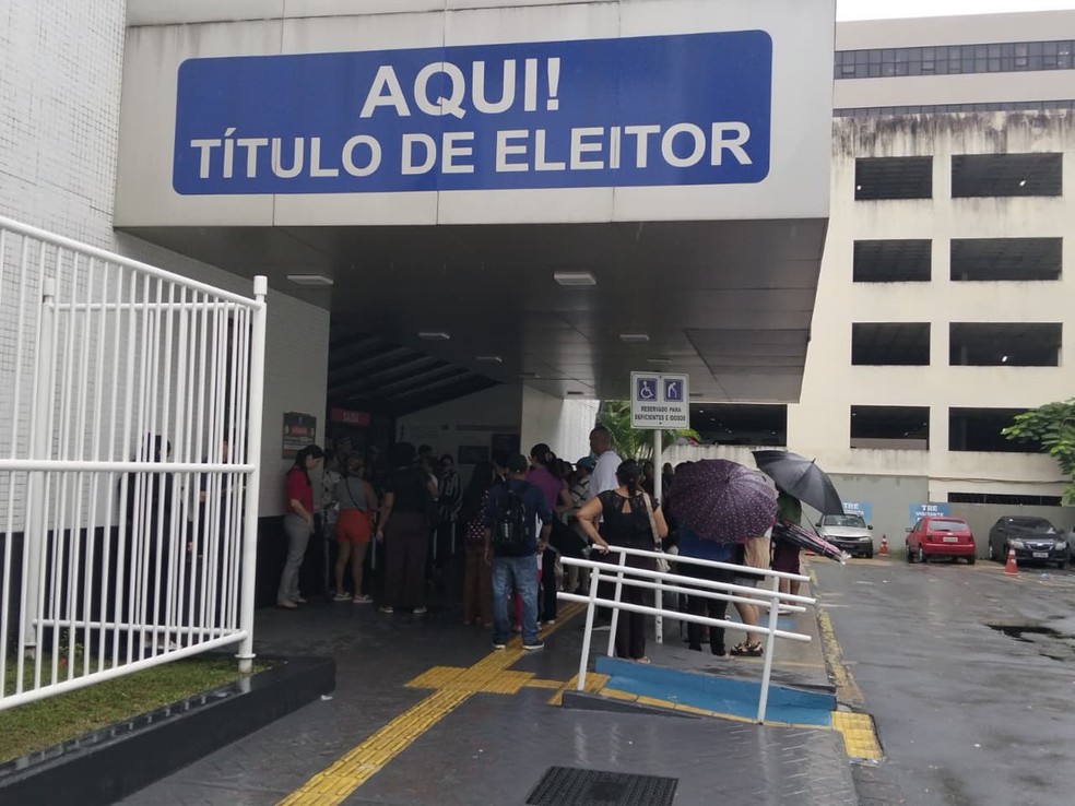 Fila em Manaus reuniu tanto eleitores com atendimento agendado quanto aqueles que foram sem marcação prévia — Foto: Karla Melo/Rede Amazônica