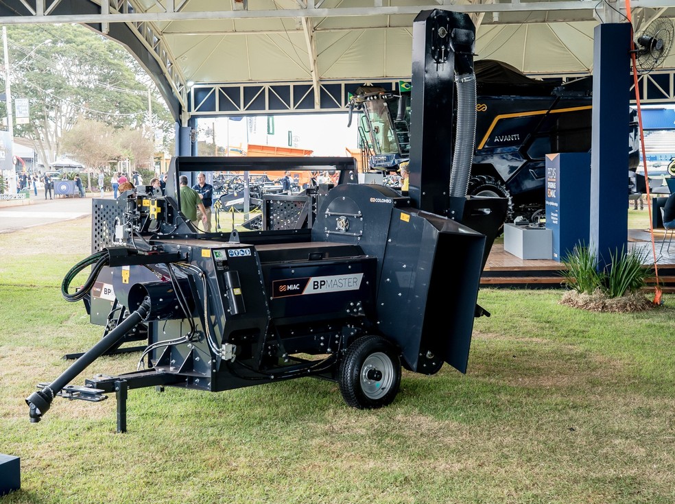 Equipamento nacional lançado na Agrishow mecaniza colheita de pimenta-do-reino — Foto: Divulgação/MIAC
