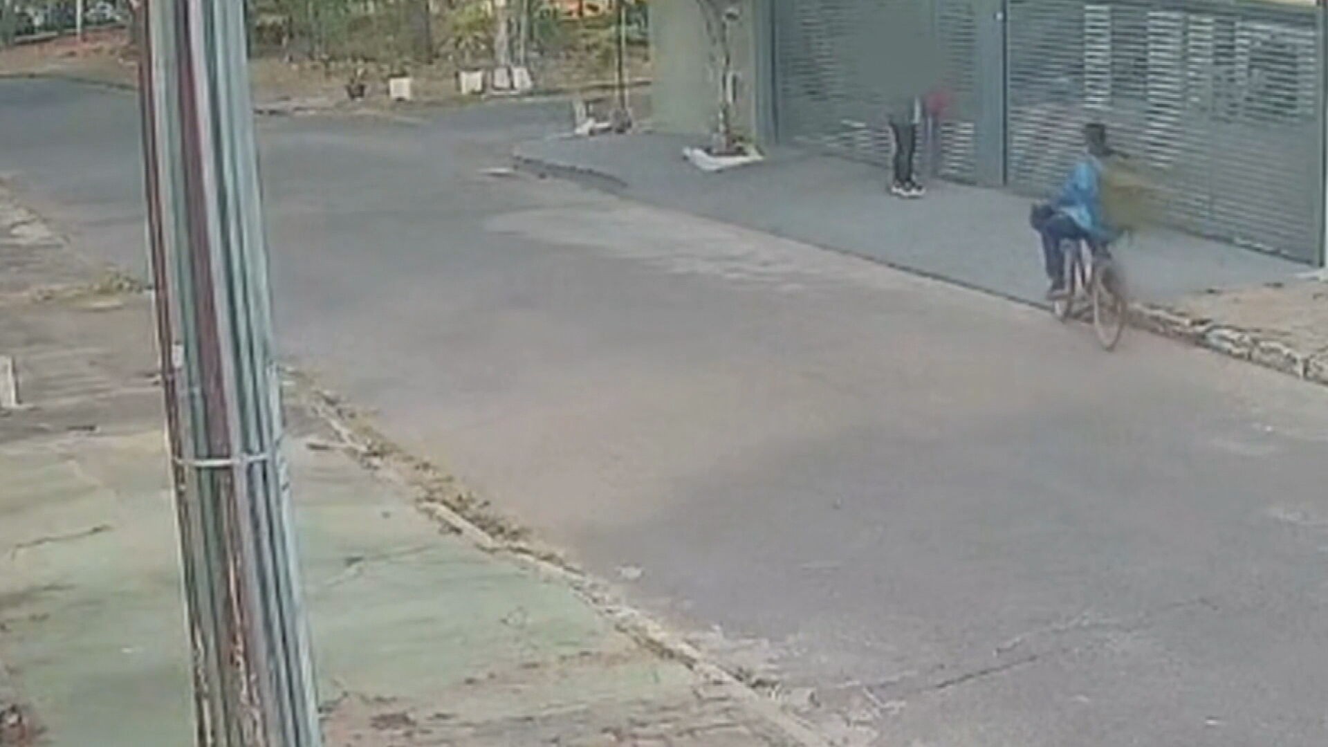 VÍDEO: homem tenta assaltar mulher no Cruzeiro Velho; vítima grita e suspeito foge