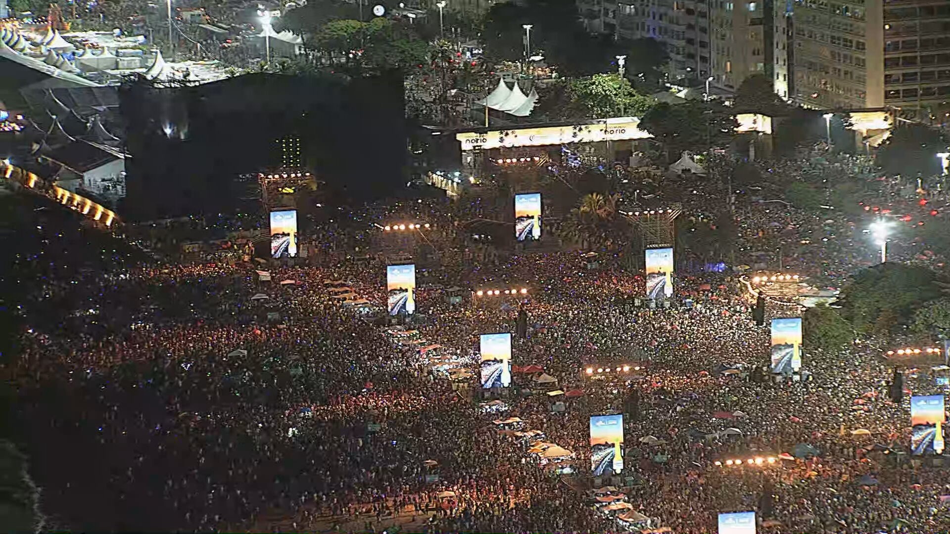 Confusão após relato de roubo tem spray de pimenta e fãs tossindo no show de Shakira