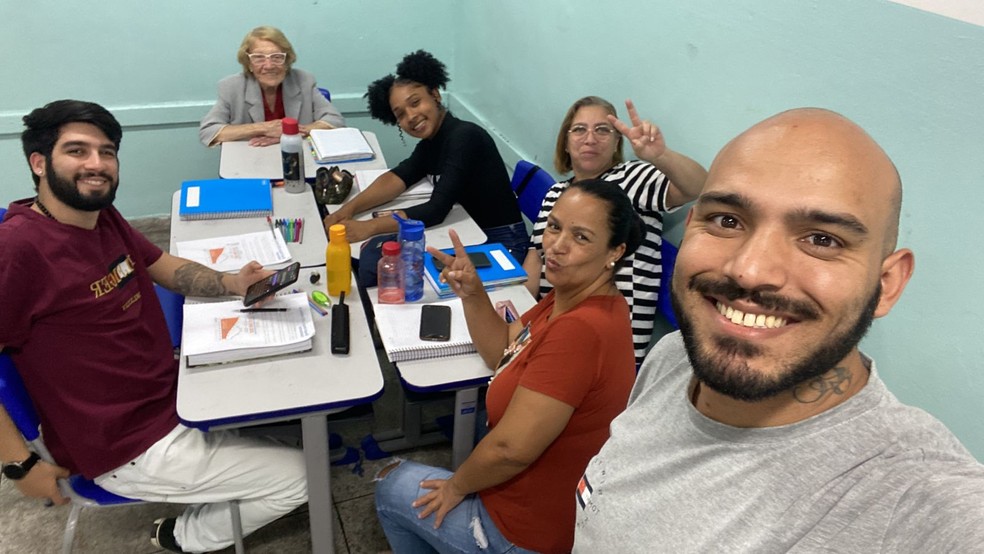 Iolanda Rodrigues na escola com outros alunos — Foto: Arquivo Pessoal
