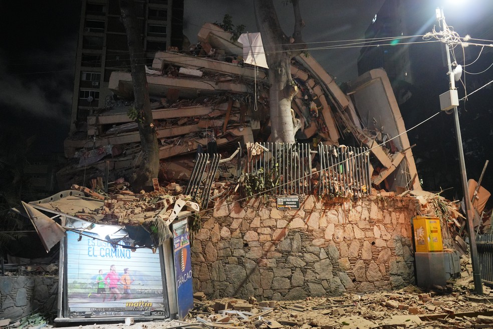 Um pr&eacute;dio desabado ap&oacute;s um terremoto em Caracas &mdash; Foto: AP/Adrian Naranjo
