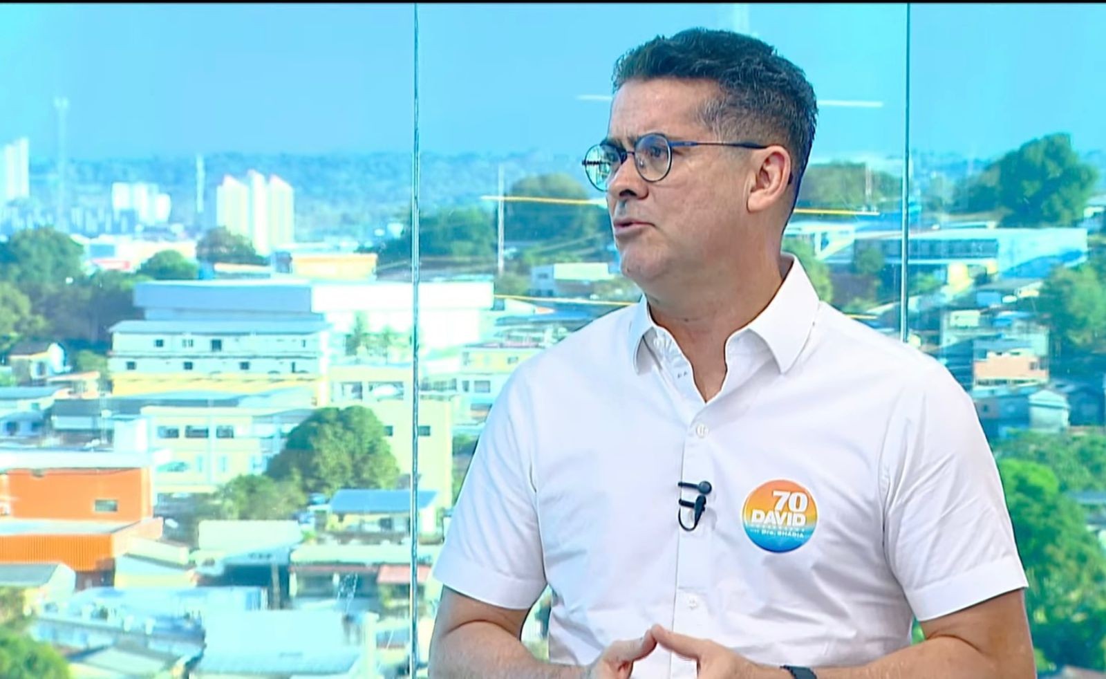 Eleições 2026: David Almeida concede entrevista a programa de TV e promete dobrar valor do Auxílio Estadual 